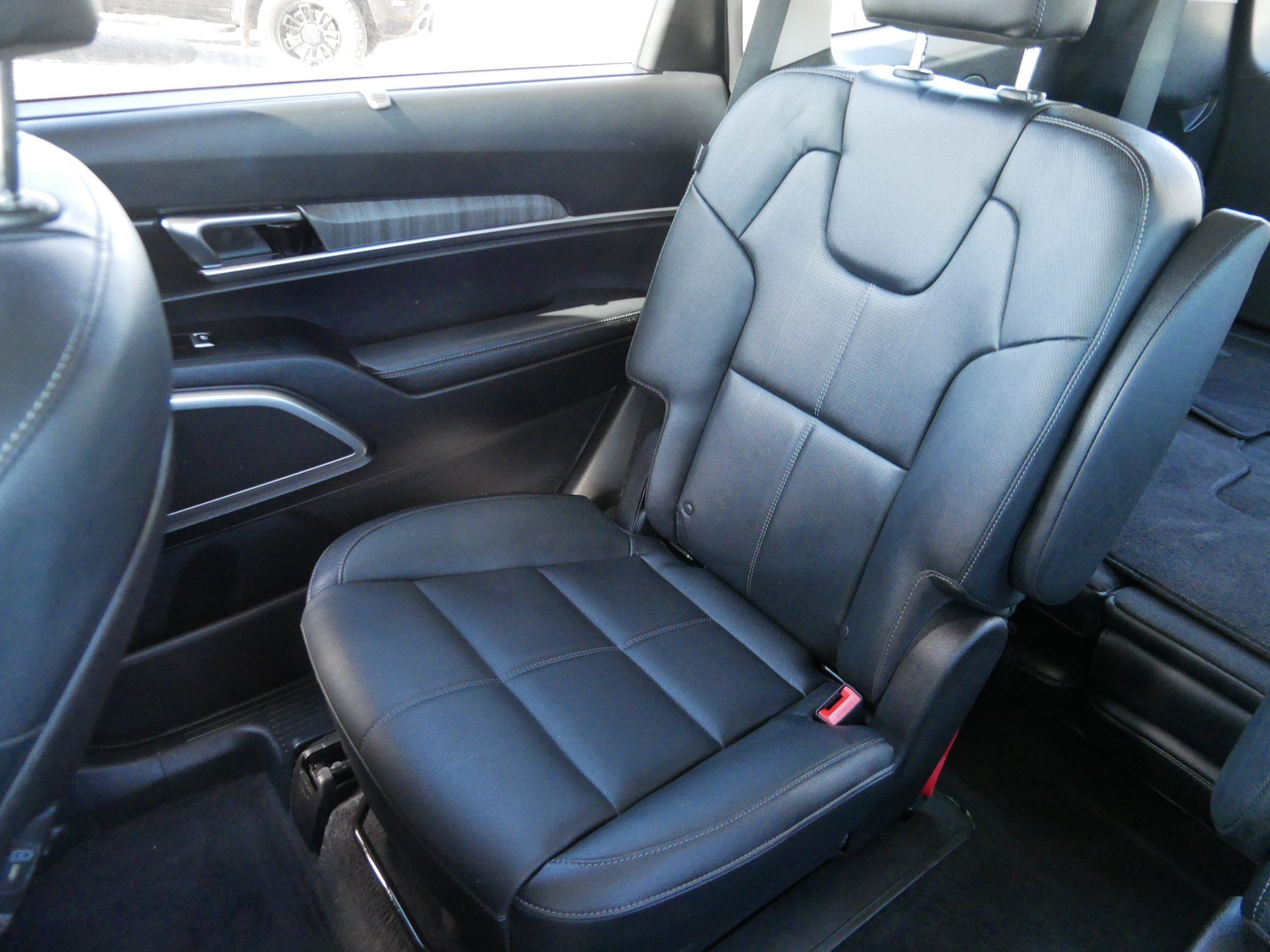 Used 2023 Kia Telluride EX w/ EX Captain's Chair Package image 12