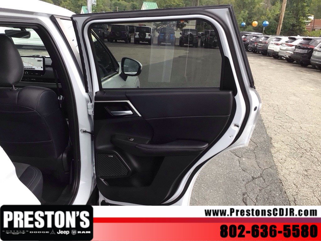Used 2025 Mitsubishi Outlander SE AWD/4WD image 27