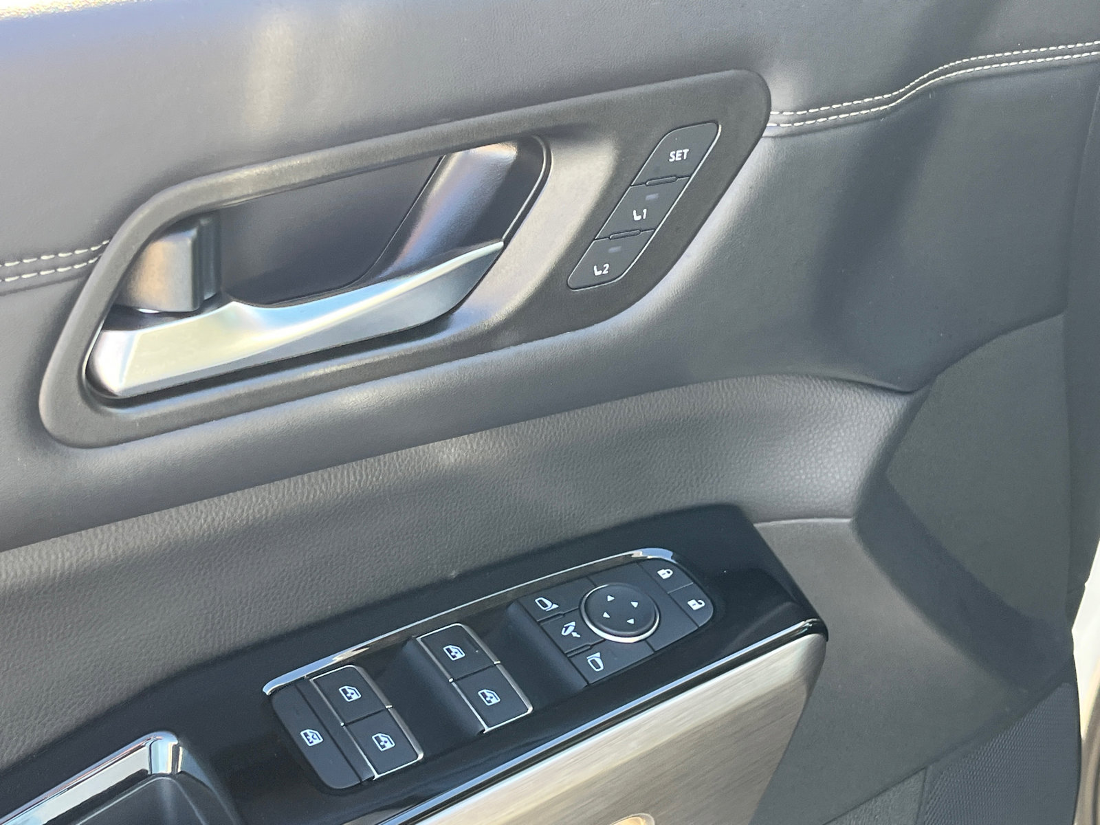 Used 2023 Nissan Pathfinder Platinum image 12