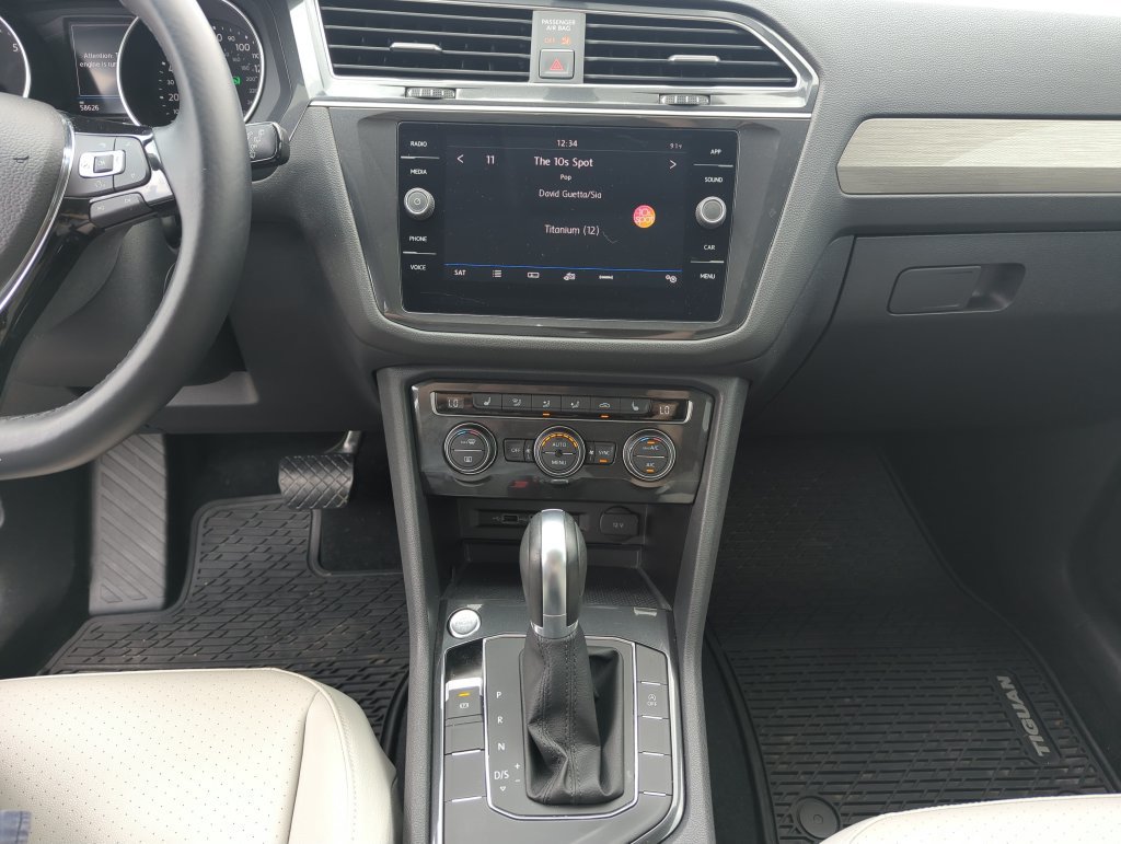 Used 2018 Volkswagen Tiguan SE w/ Panoramic Sunroof Package FWD image 25