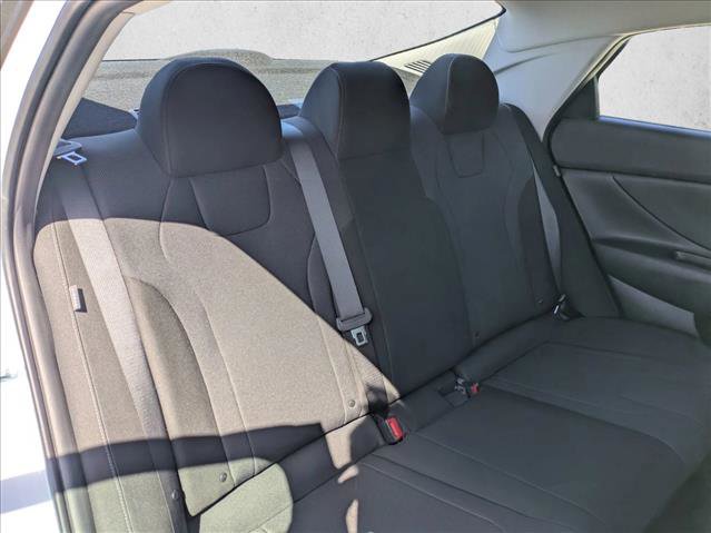 Certified 2025 Hyundai Elantra SE image 18