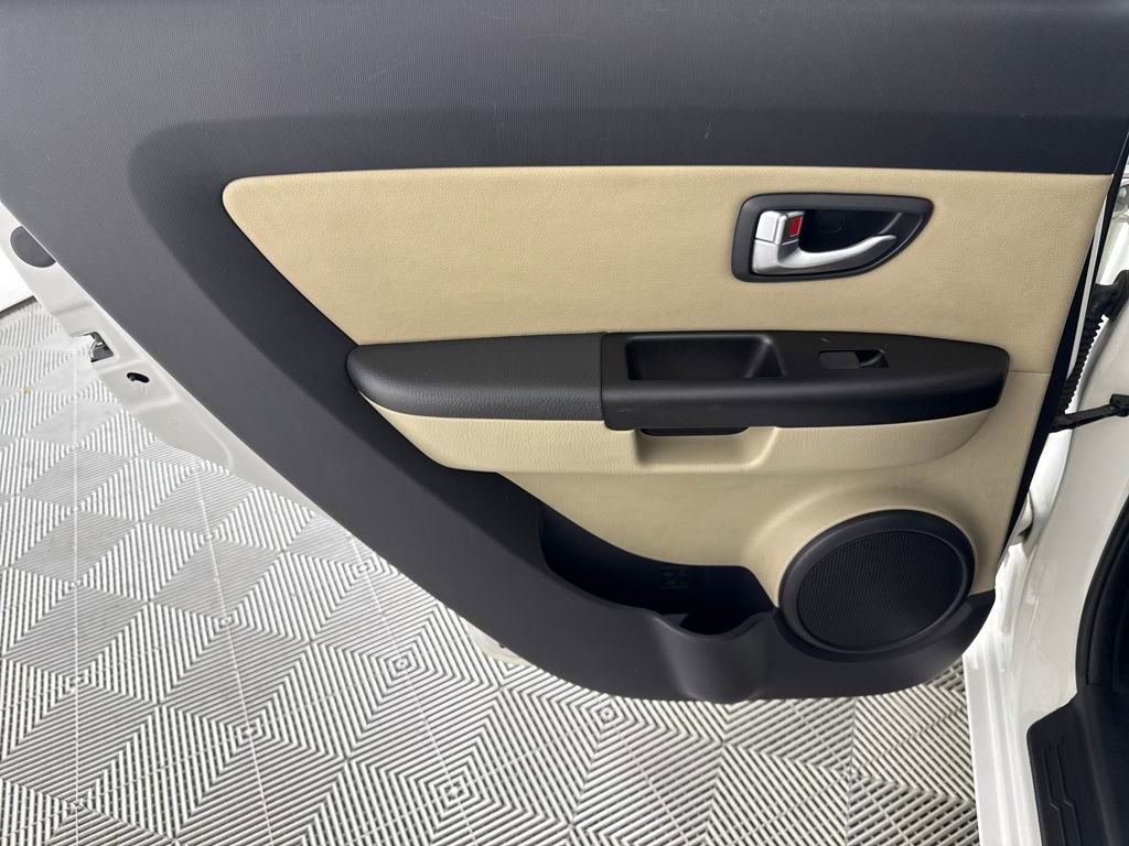 Used 2013 Kia Soul ! w/ Premium Pkg image 13