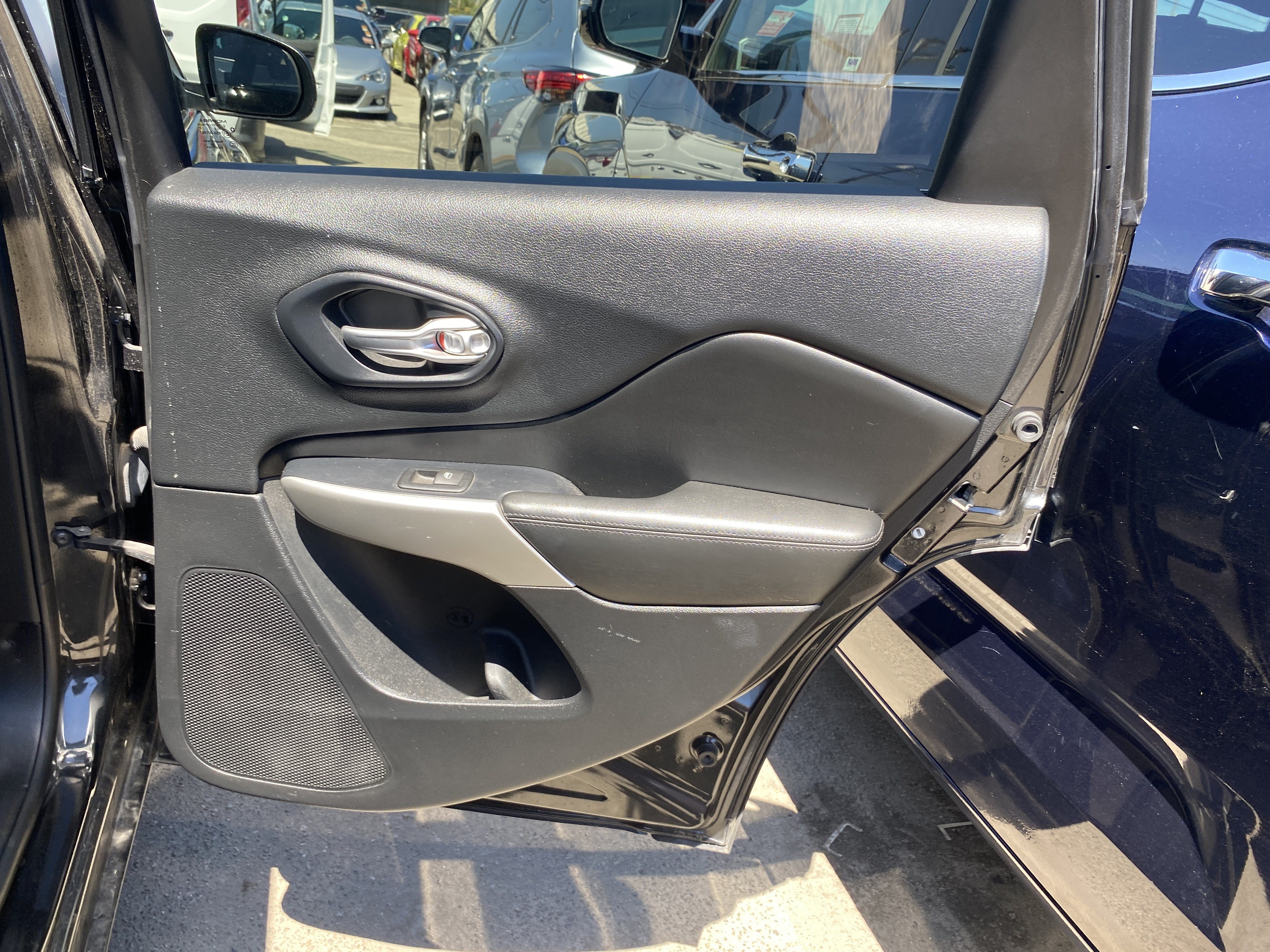 Used 2016 Jeep Cherokee Overland FWD image 18