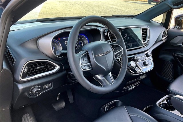 Used 2025 Chrysler Pacifica Select image 17