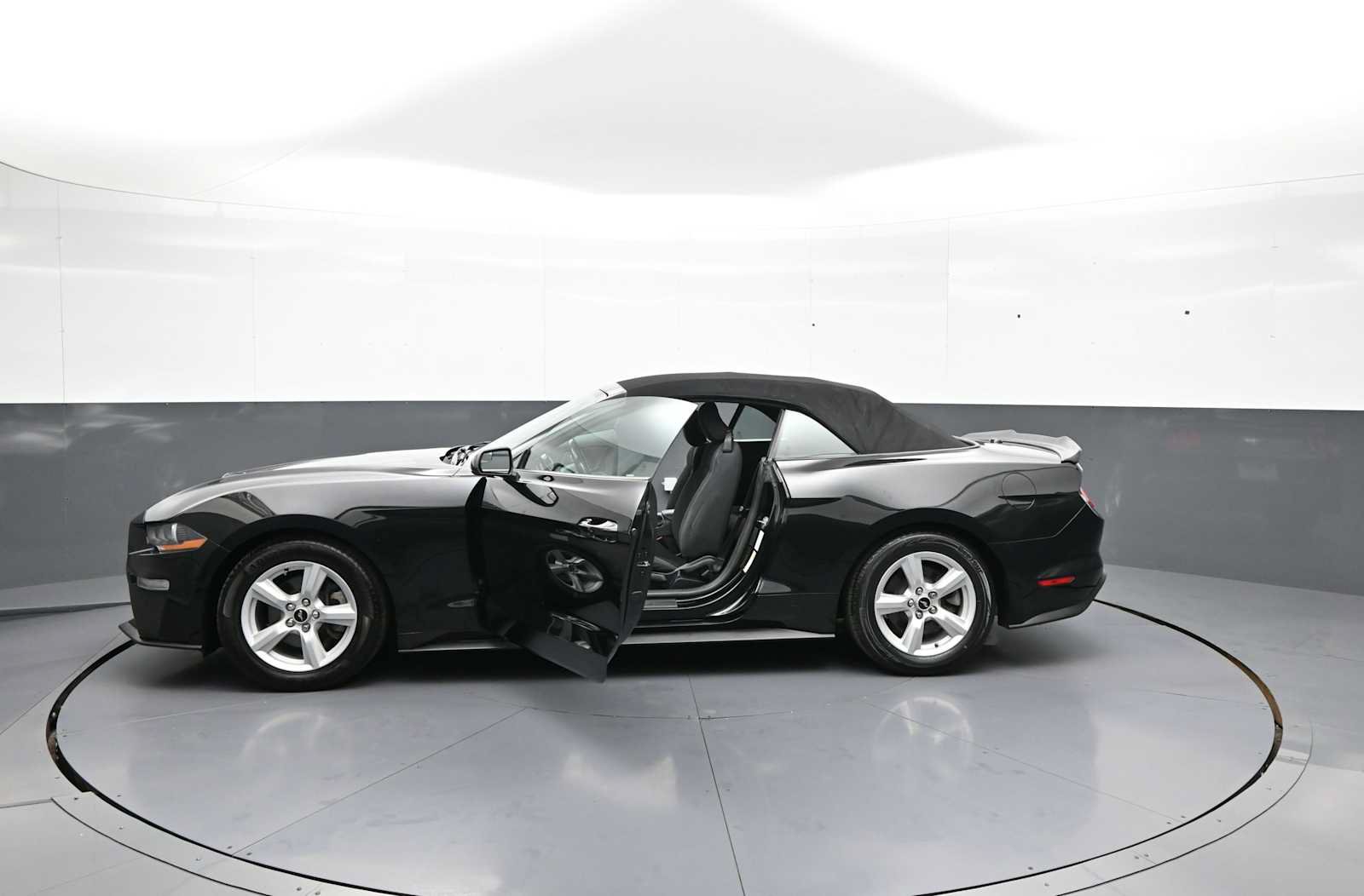 Used 2019 Ford Mustang Convertible RWD image 44