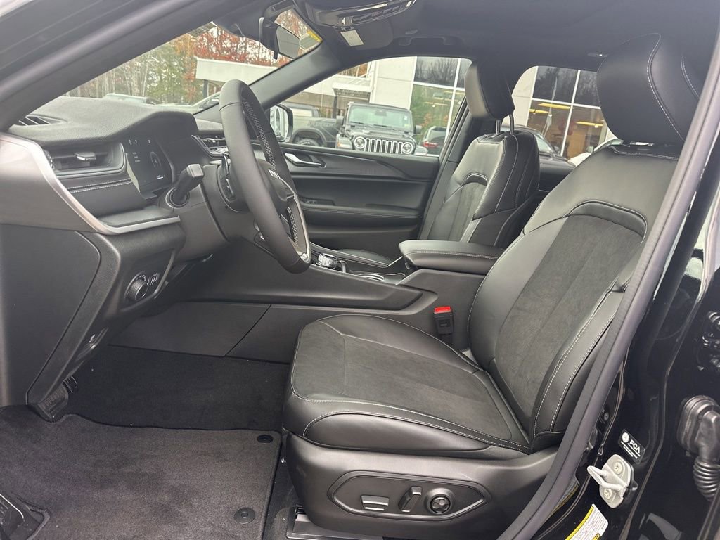 New 2025 Jeep Grand Cherokee Altitude image 10