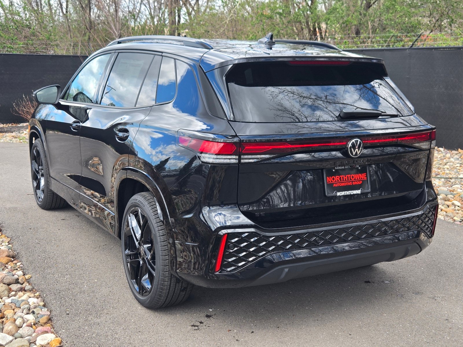 New 2026 Volkswagen Tiguan SE R-Line FWD image 3