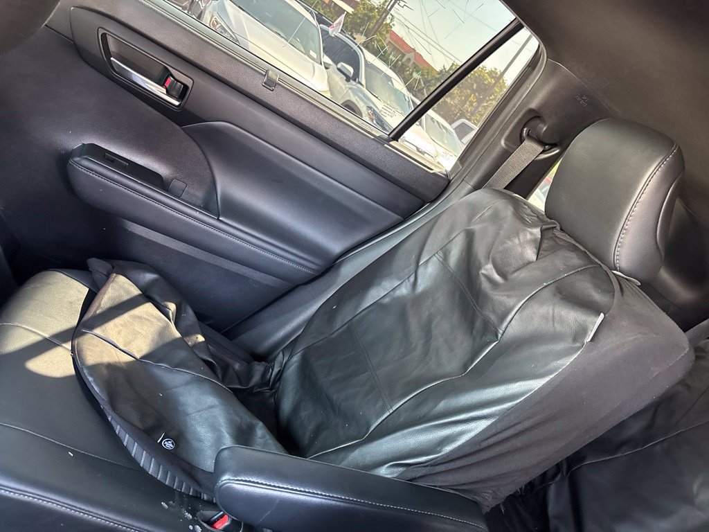 Used 2021 Toyota Highlander XSE FWD image 12