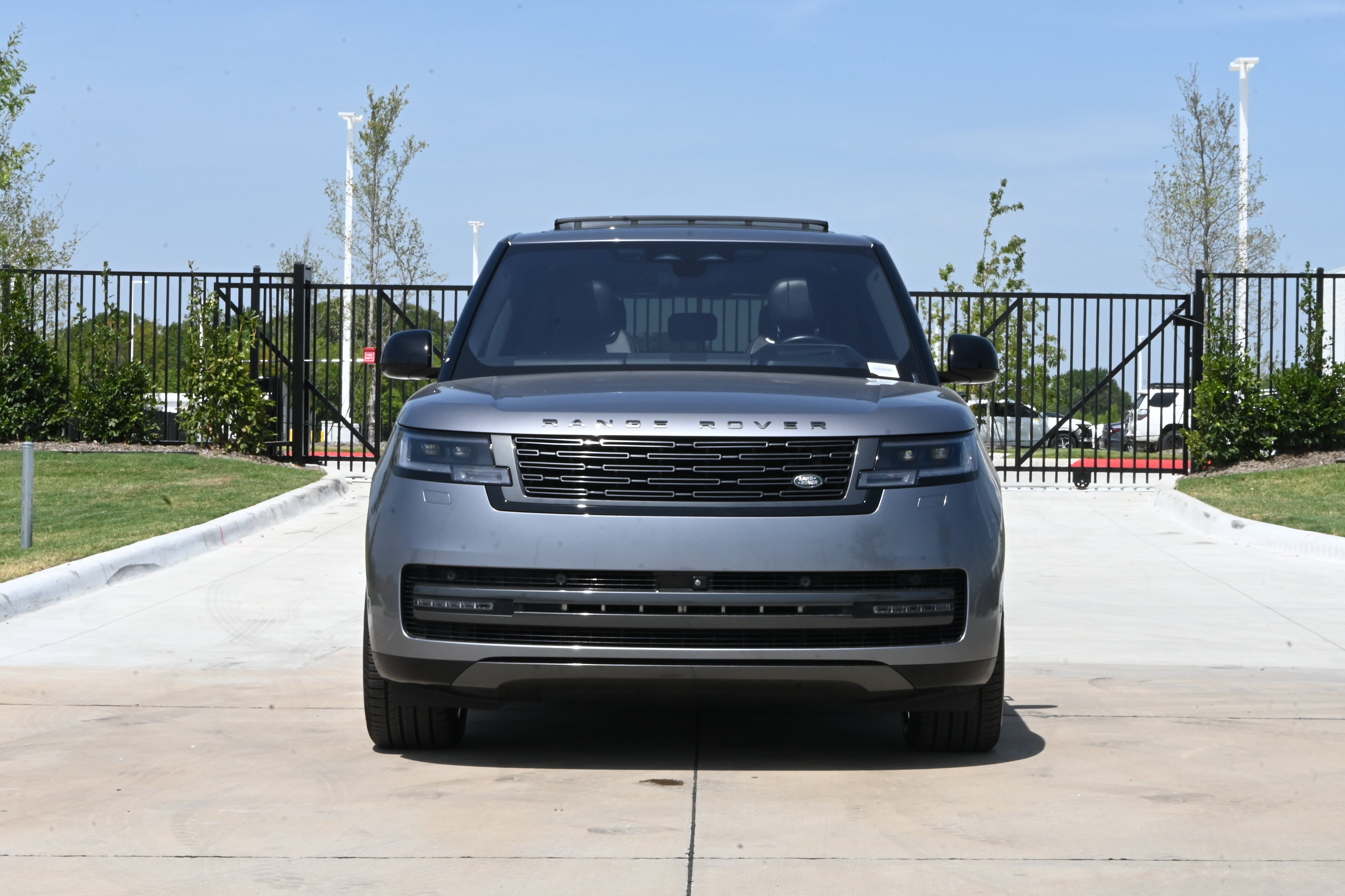 Used 2023 Land Rover Range Rover SE AWD/4WD image 3
