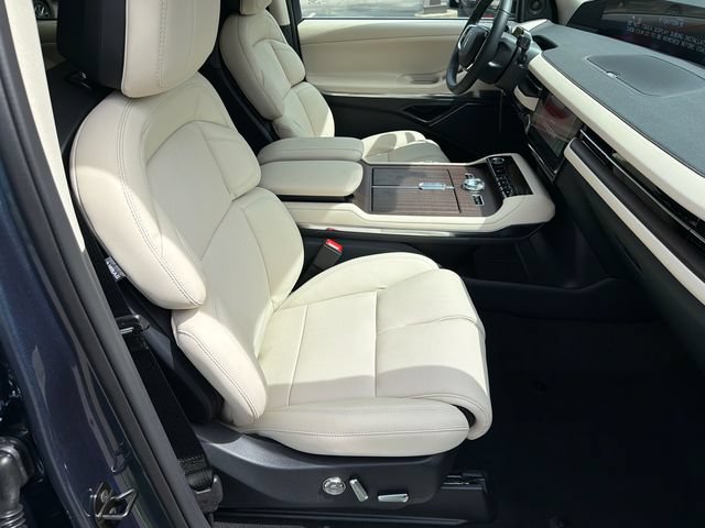 New 2027 Lincoln Navigator Premiere AWD/4WD image 16