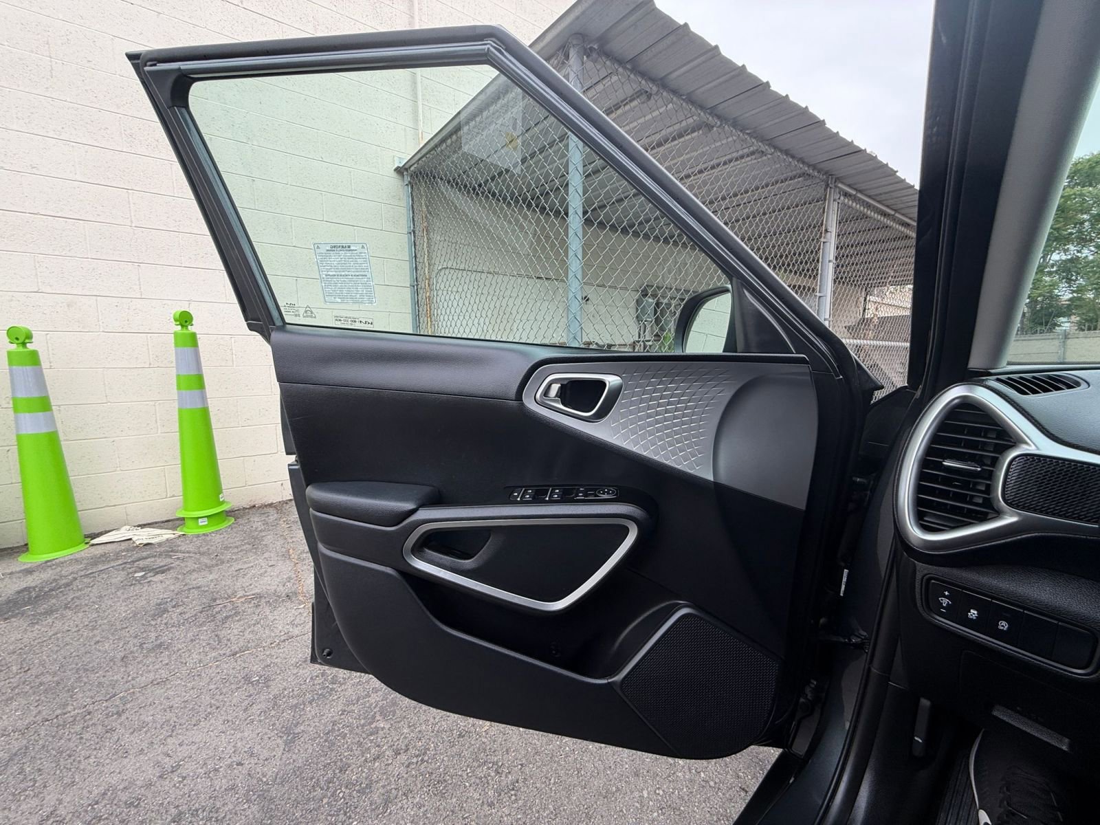 Used 2025 Kia Soul LX w/ LX Technology Package FWD image 18
