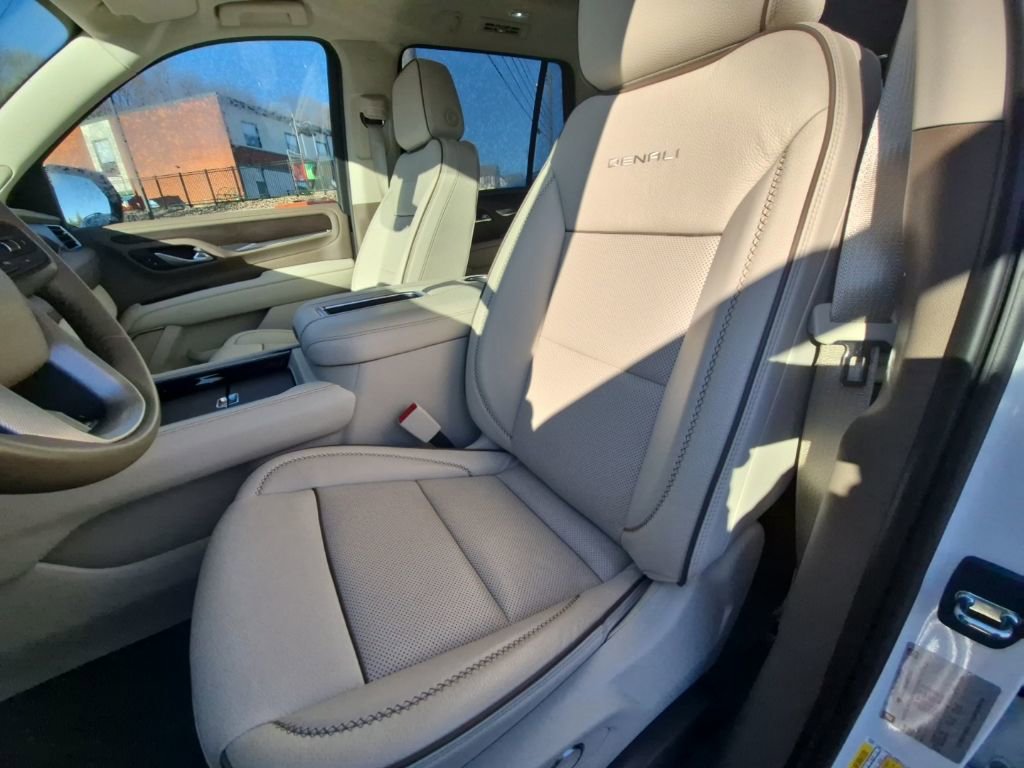 Used 2021 GMC Yukon Denali w/ Denali Premium Package image 11