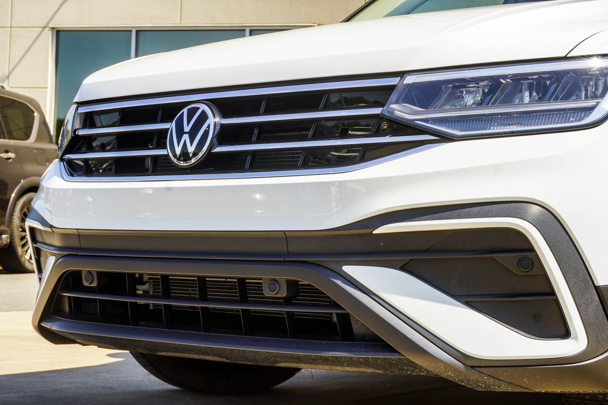 Used 2022 Volkswagen Tiguan SE FWD image 2