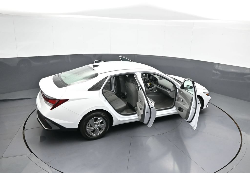 Certified 2025 Hyundai Elantra SE w/ Cargo Package FWD image 44
