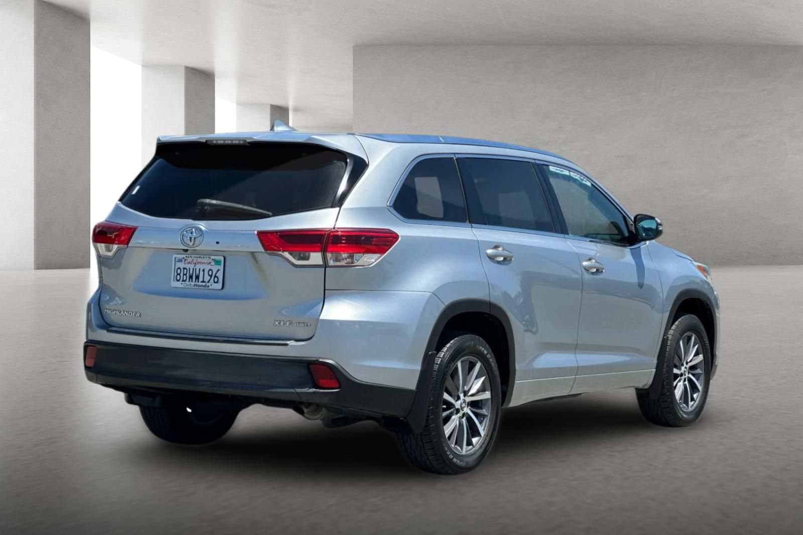 Used 2018 Toyota Highlander XLE AWD/4WD image 4