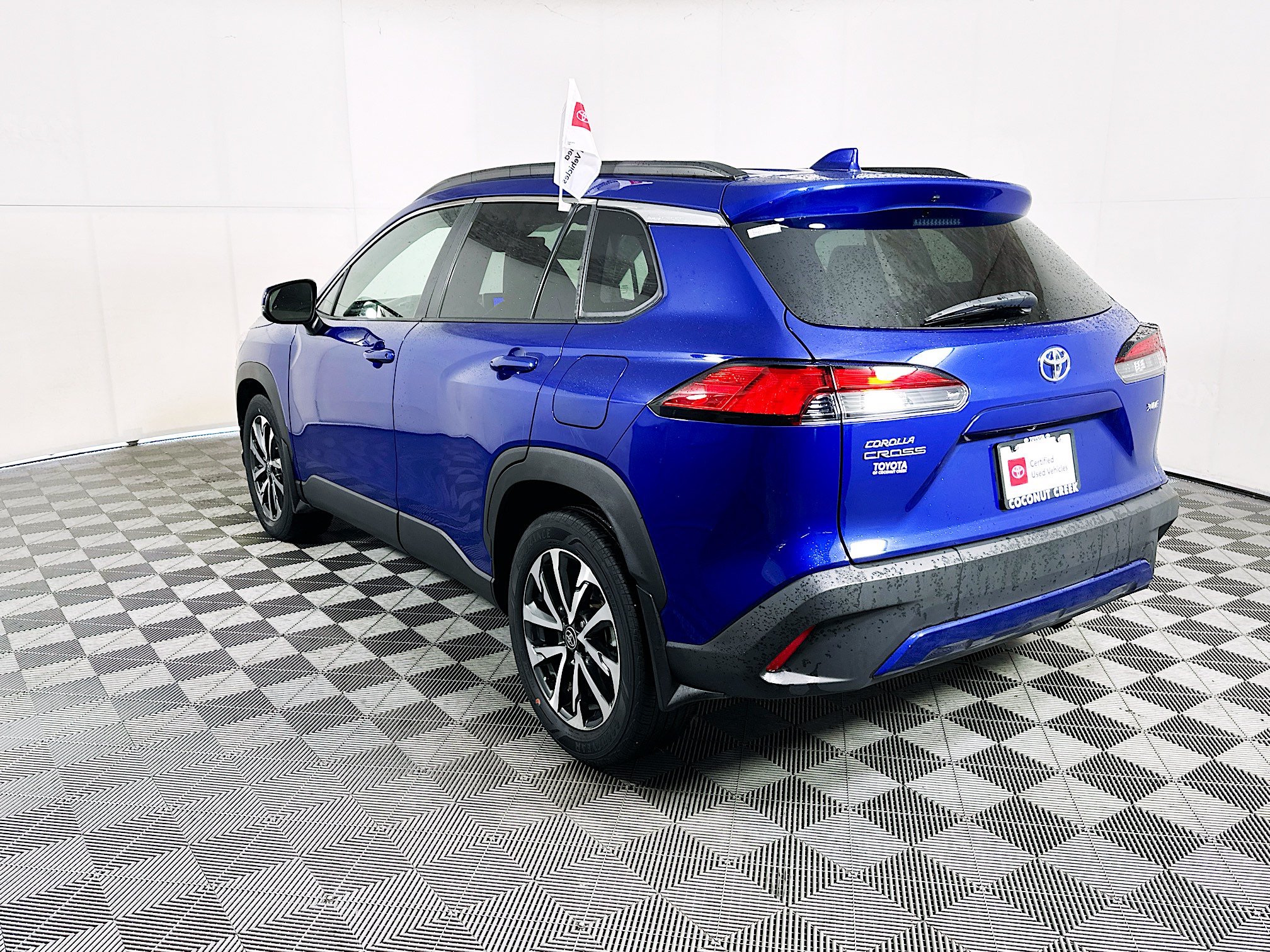Used 2023 Toyota Corolla Cross XLE w/ Convenience Package FWD image 5