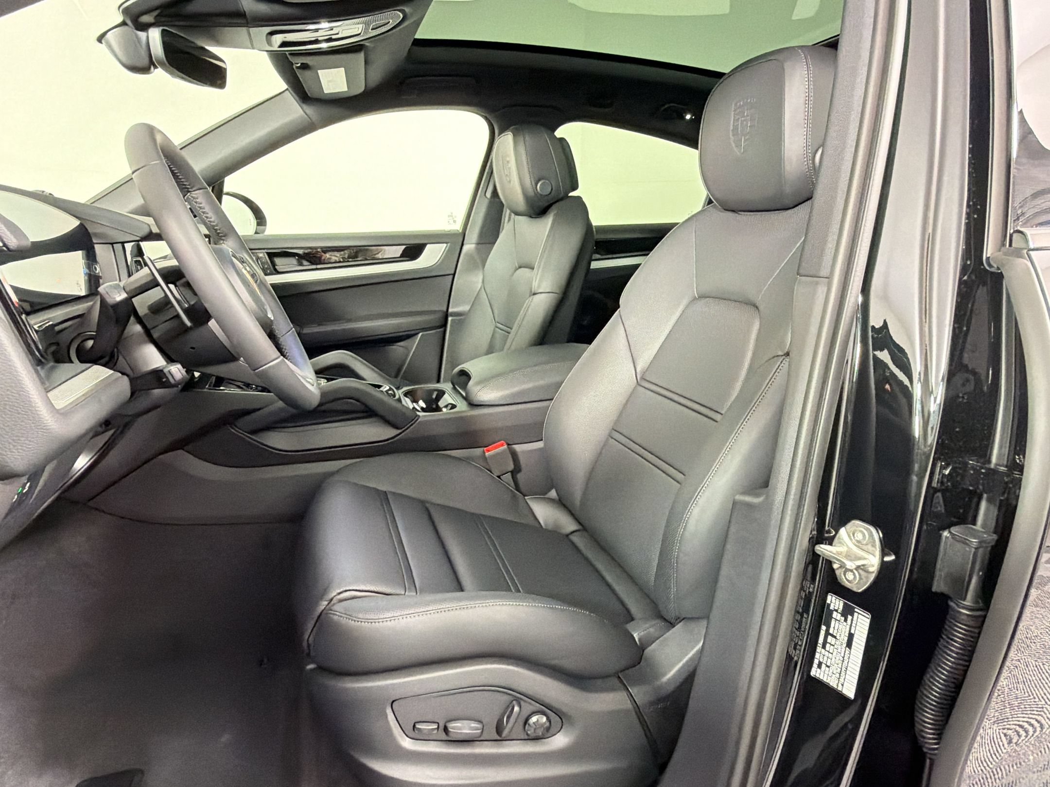 Certified 2026 Porsche Cayenne Coupe AWD/4WD image 5