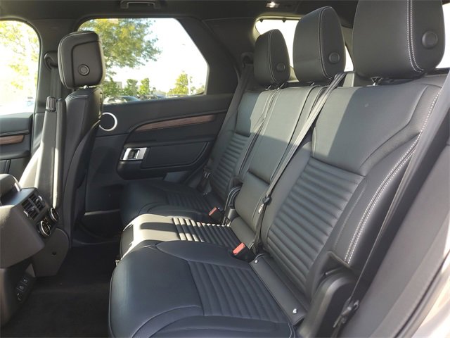 Used 2024 Land Rover Discovery Dynamic SE image 11