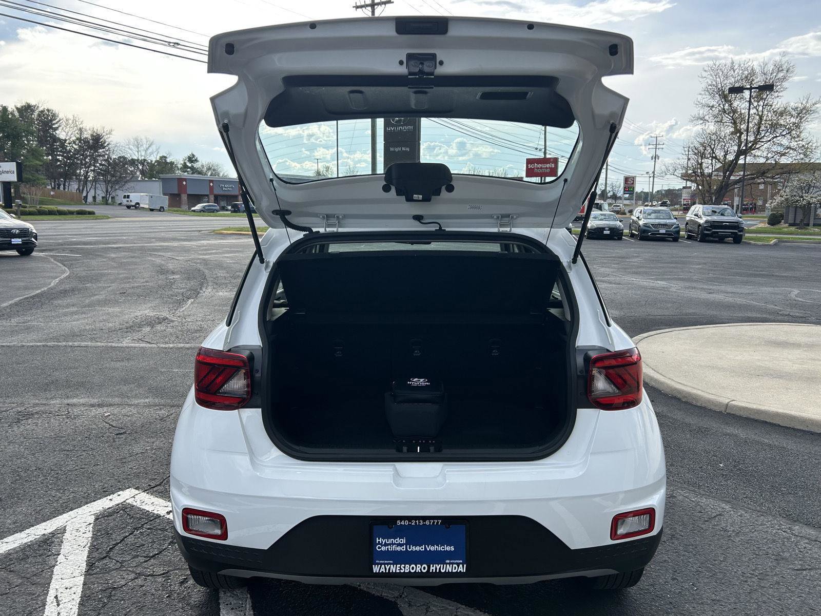 Certified 2024 Hyundai Venue SEL FWD image 5