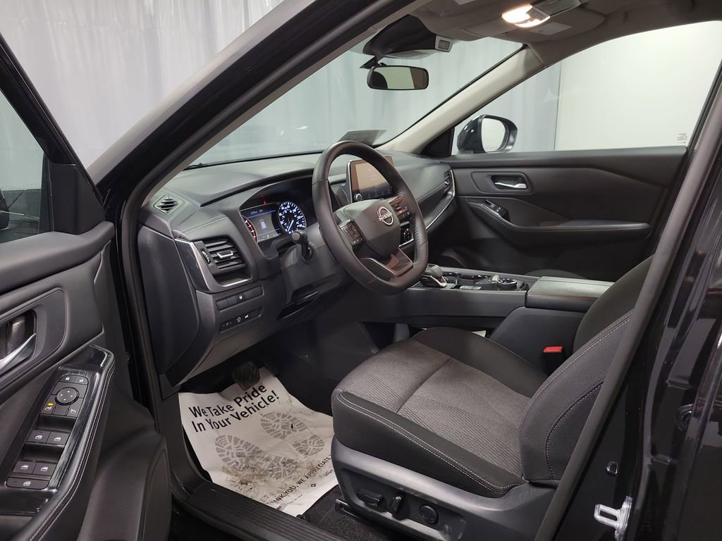 Used 2025 Nissan Rogue SV image 12