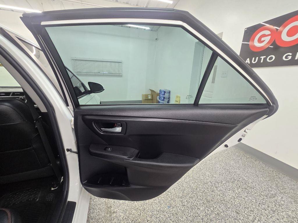 Used 2017 Toyota Camry SE w/ Moonroof Package FWD image 29
