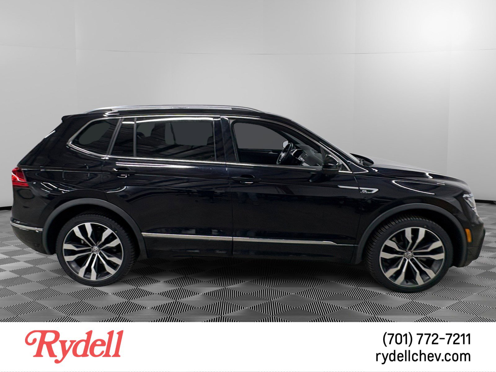 Used 2020 Volkswagen Tiguan SEL Premium R-Line w/ 3rd Row Seat Package image 6