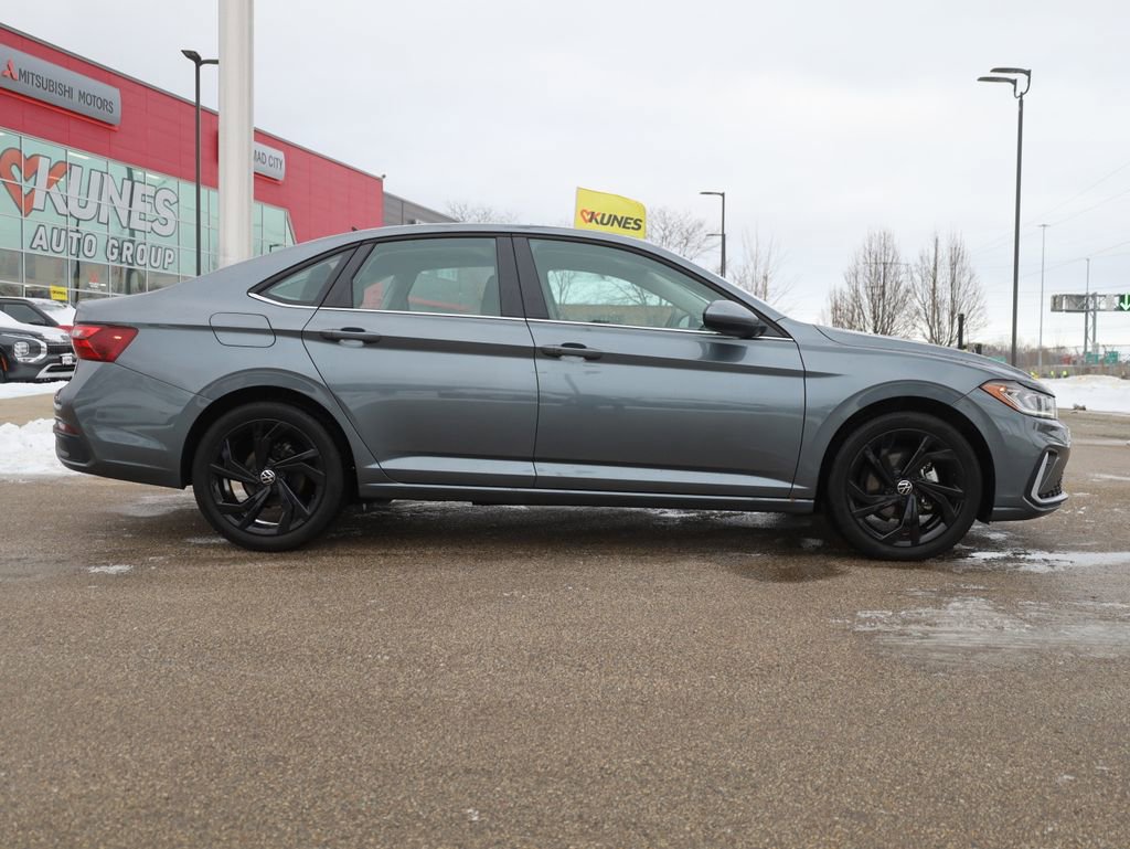 Used 2025 Volkswagen Jetta SE w/ Sunroof Package image 11