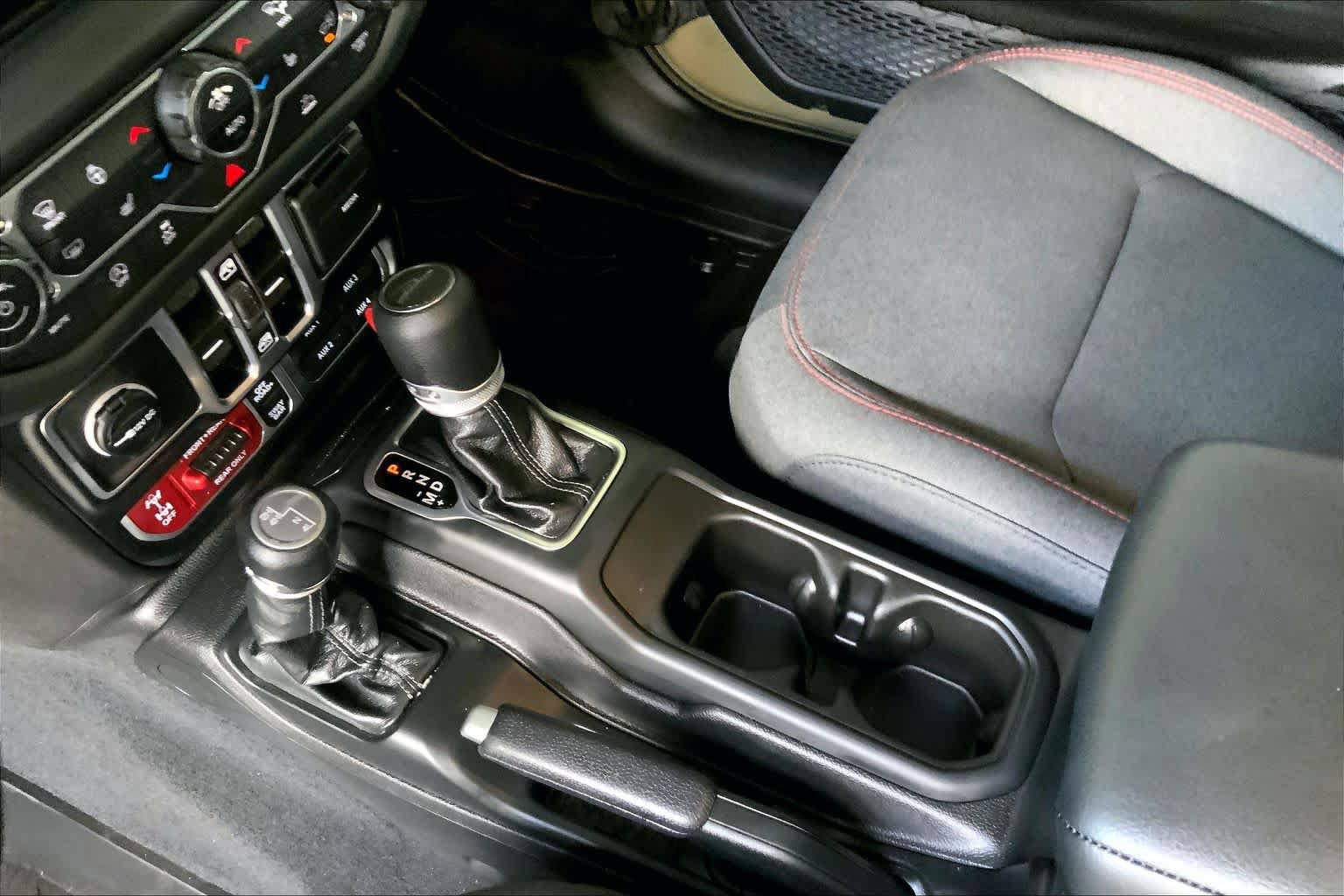 Used 2025 Jeep Gladiator Rubicon w/ Convenience Group AWD/4WD image 17
