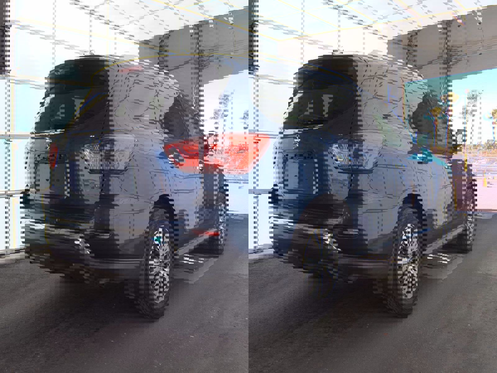 Used 2020 Nissan Pathfinder S image 3