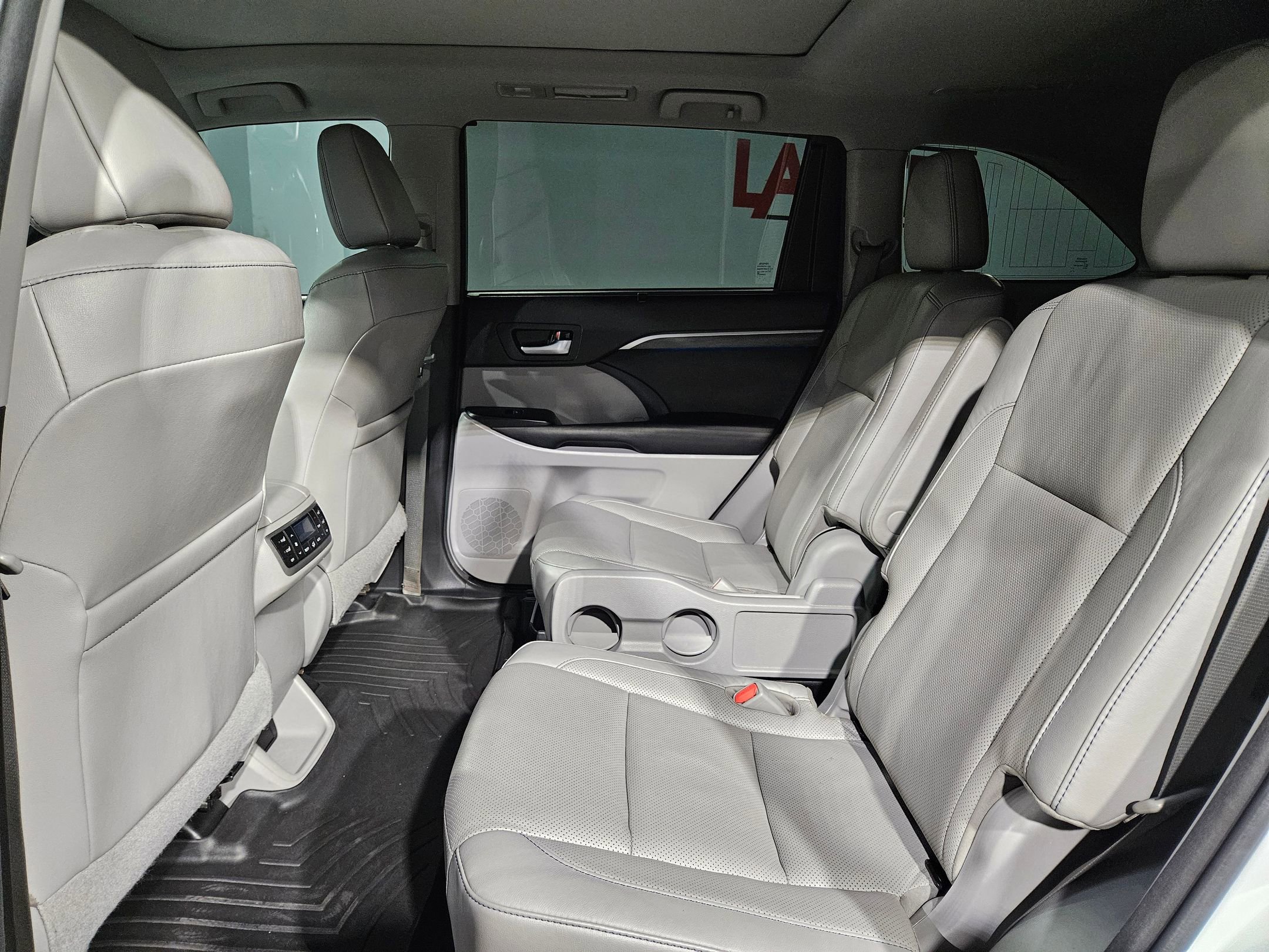 Used 2017 Toyota Highlander Limited Platinum image 38