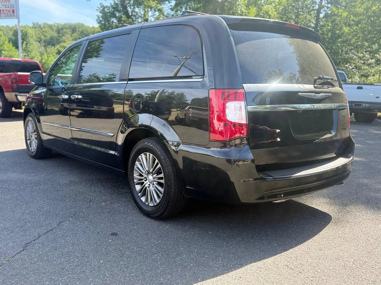 Used 2014 Chrysler Town & Country Touring-L w/ Driver Convenience Group FWD image 5
