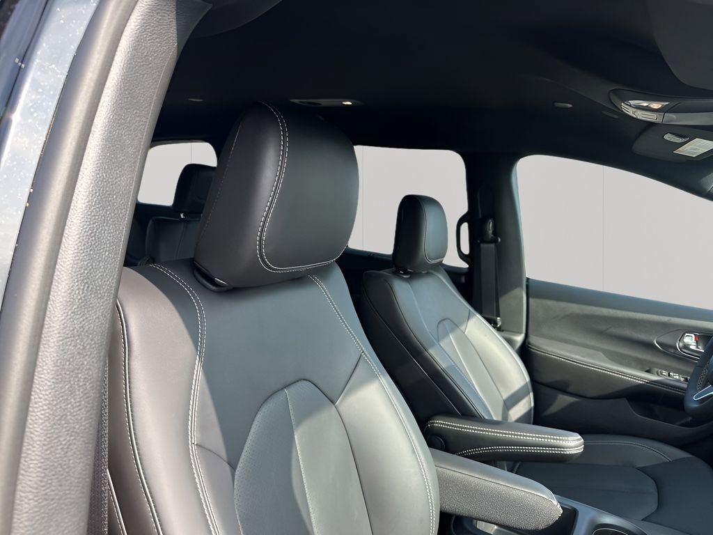 New 2026 Chrysler Pacifica Select FWD image 16