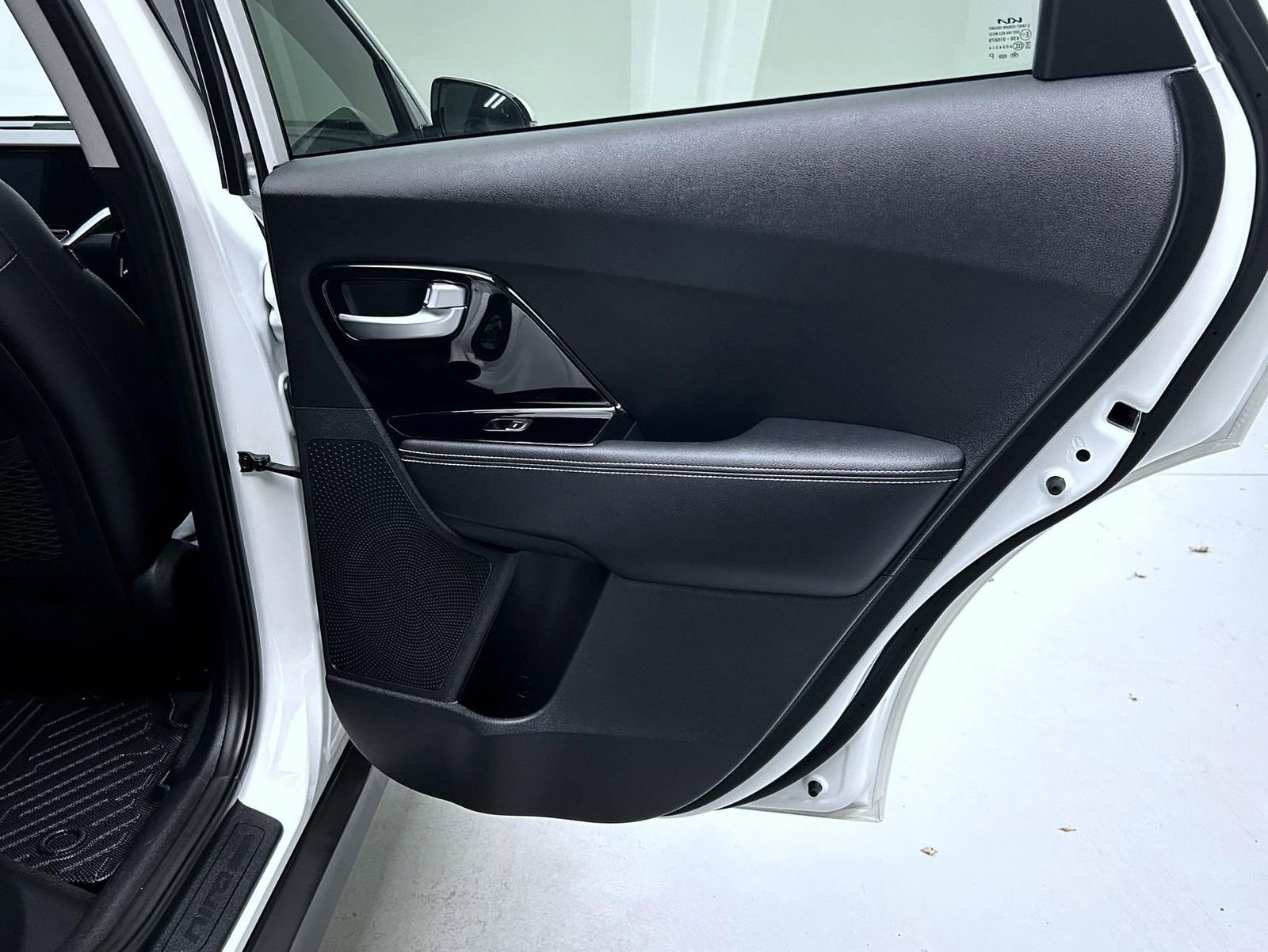 Used 2021 Kia Niro EX image 17