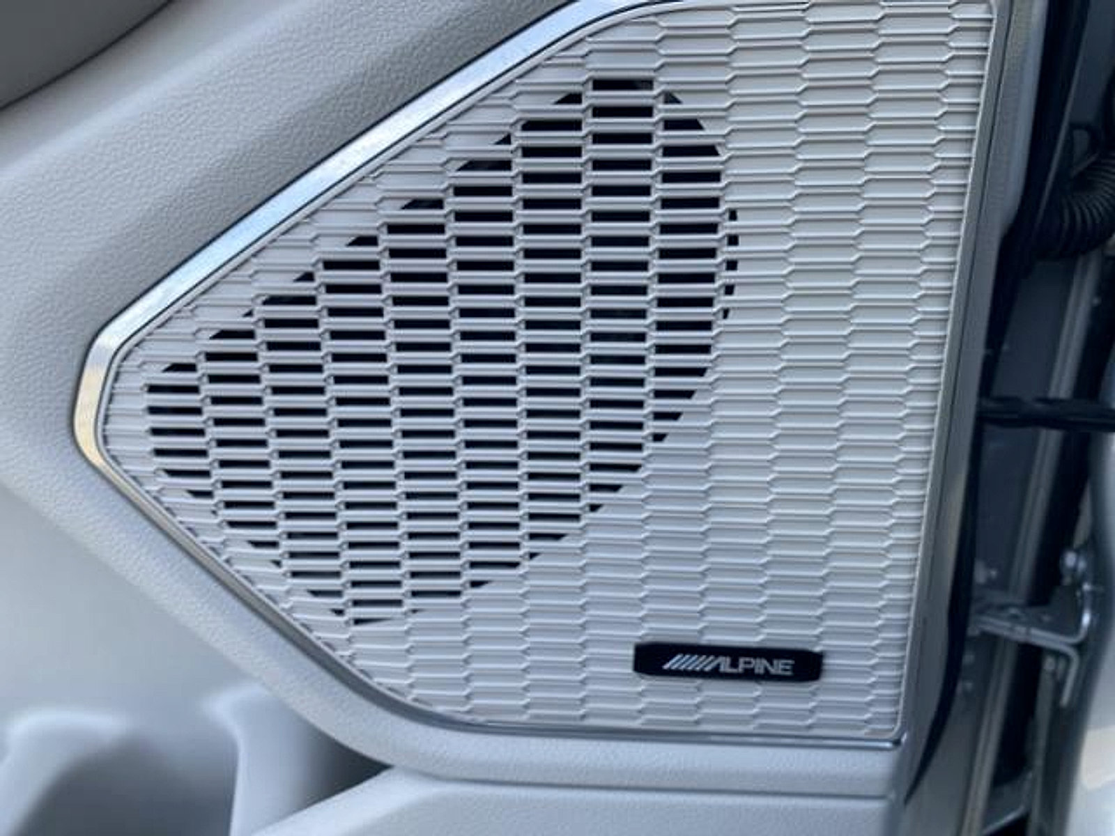 Used 2022 Jeep Grand Cherokee Overland RWD image 23