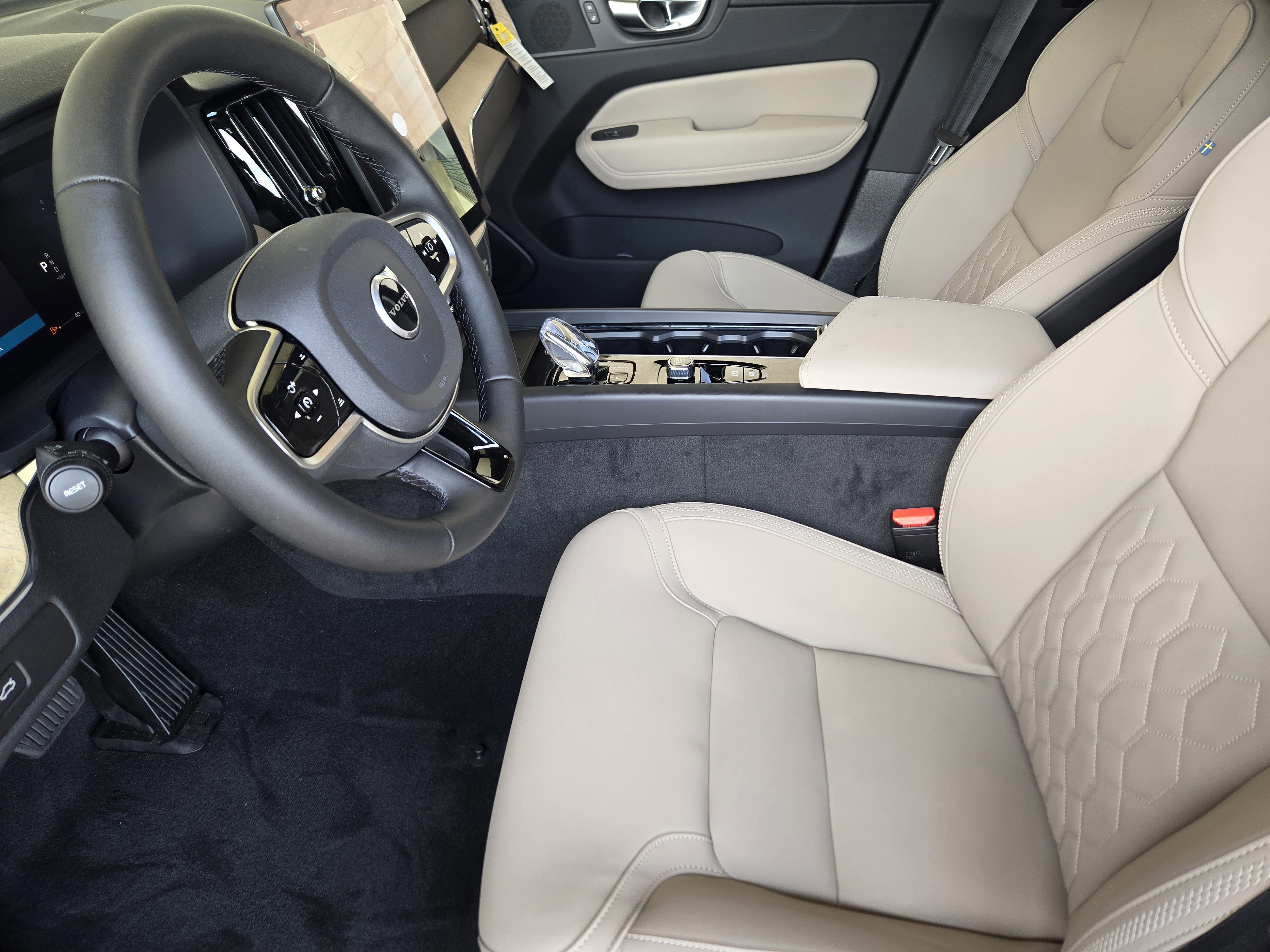 New 2026 Volvo XC60 B5 Plus w/ Protection Package Premier AWD/4WD image 10