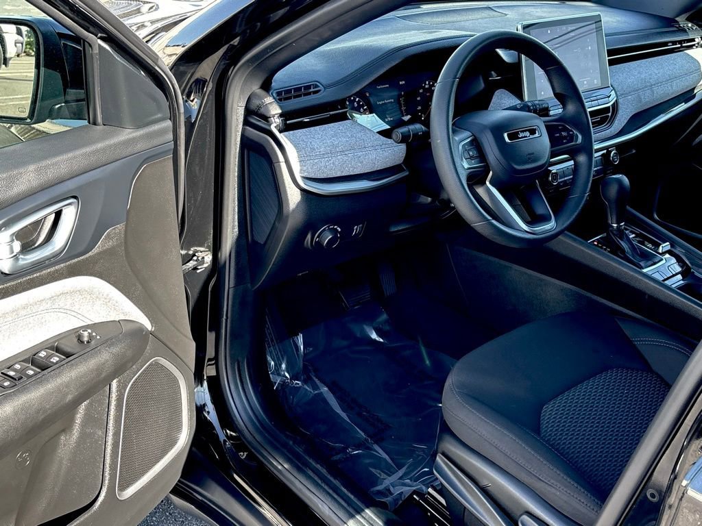 Used 2023 Jeep Compass Sport image 9