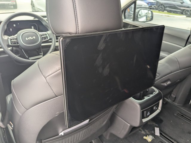 Certified 2025 Kia Carnival SX FWD image 13