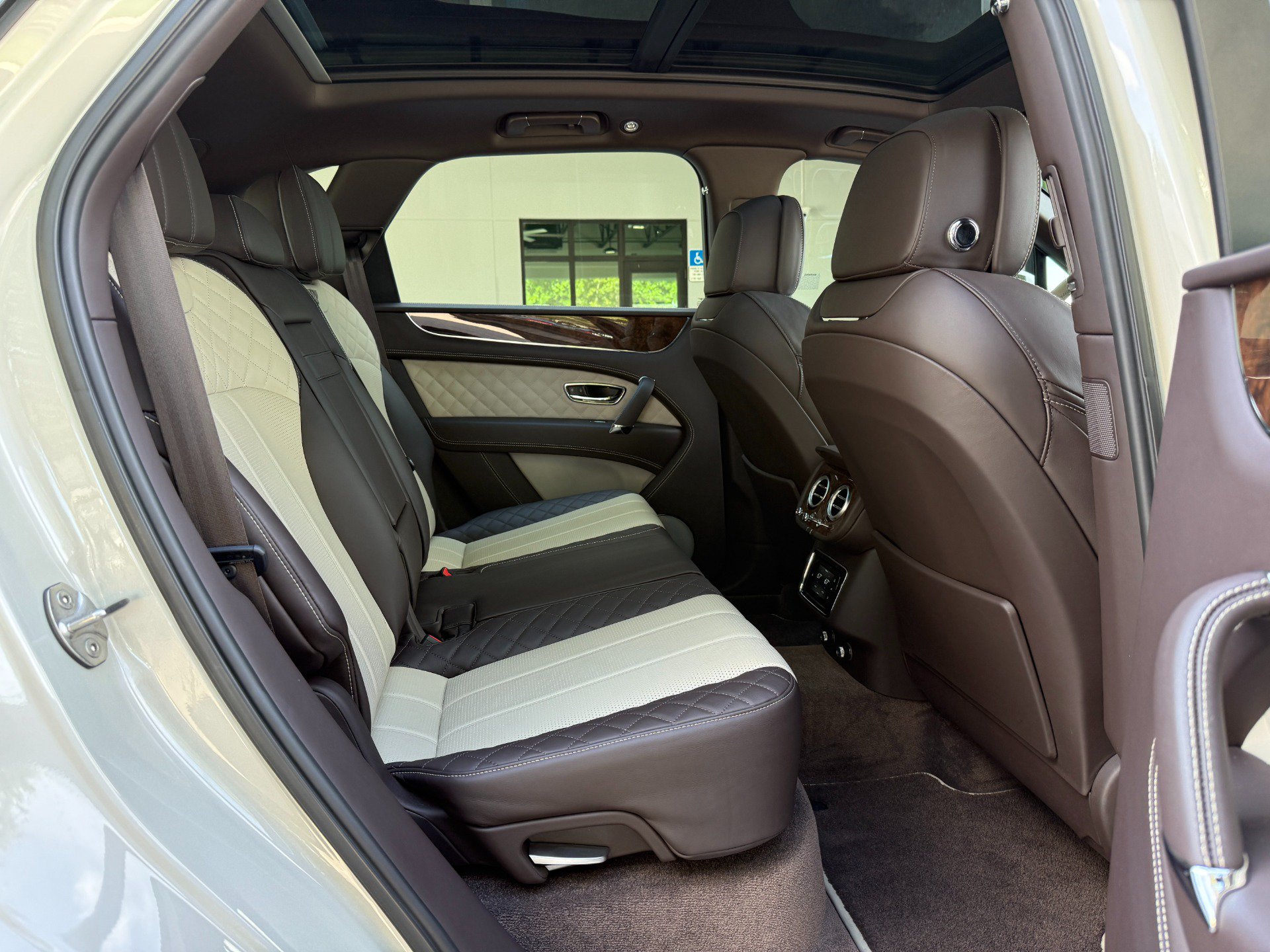 Used 2019 Bentley Bentayga AWD/4WD image 34