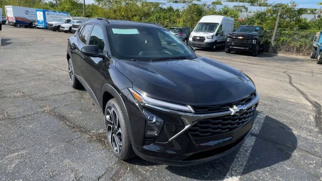 New 2026 Chevrolet Trax RS w/ Sunroof Package FWD image 4