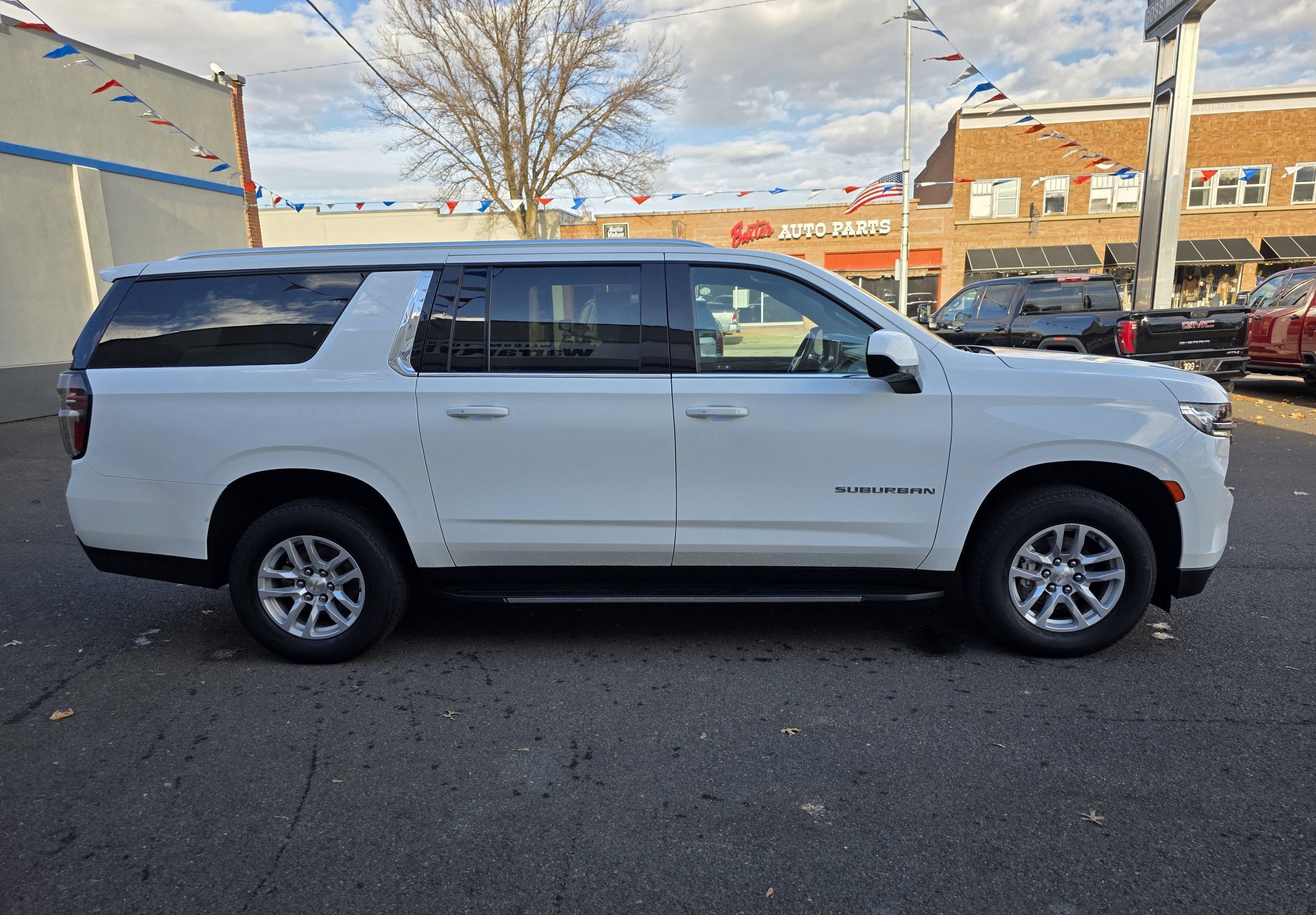Used 2023 Chevrolet Suburban LT image 9