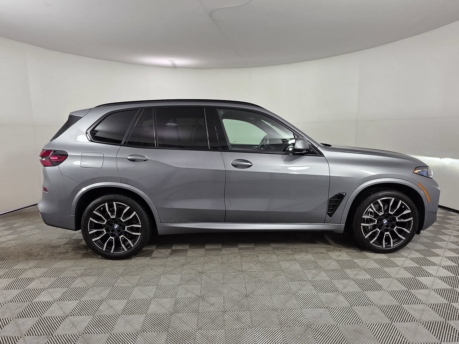 Used 2025 BMW X5 xDrive50e w/ M Sport Package AWD/4WD image 39