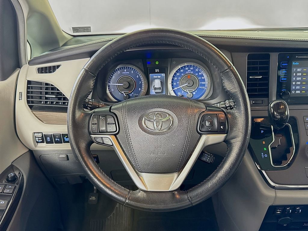 Used 2015 Toyota Sienna XLE Premium image 11