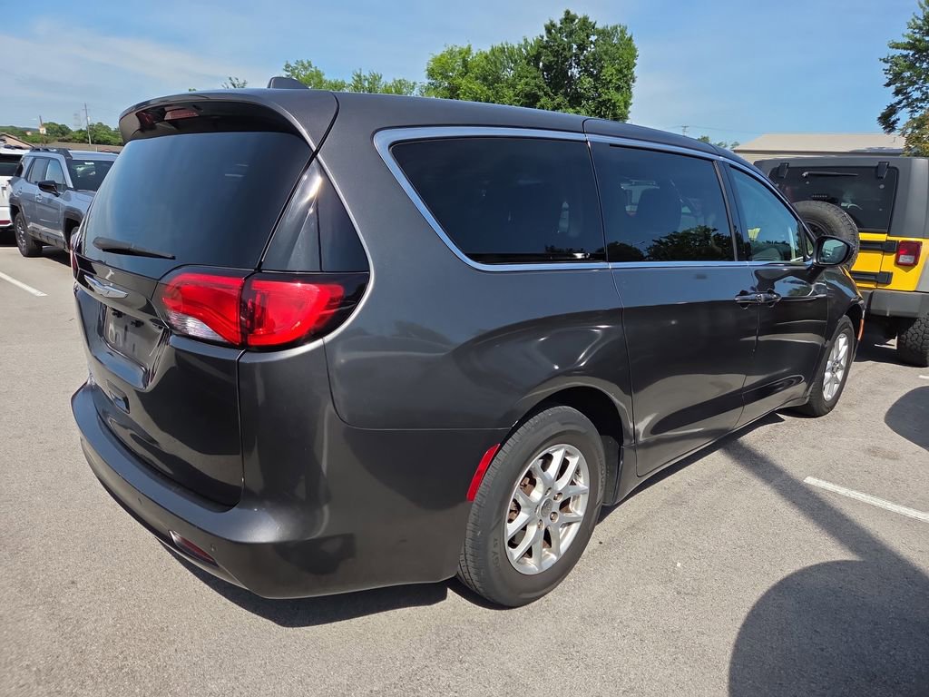Used 2017 Chrysler Pacifica Touring FWD image 4