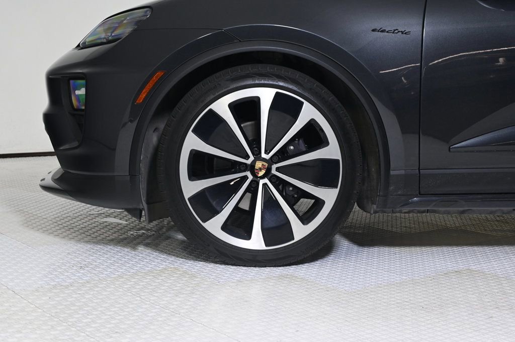 Certified 2025 Porsche Macan Electric RWD image 26