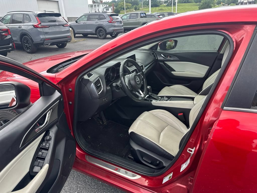 Used 2018 MAZDA MAZDA3 Grand Touring w/ Premium Equipment Package FWD image 12