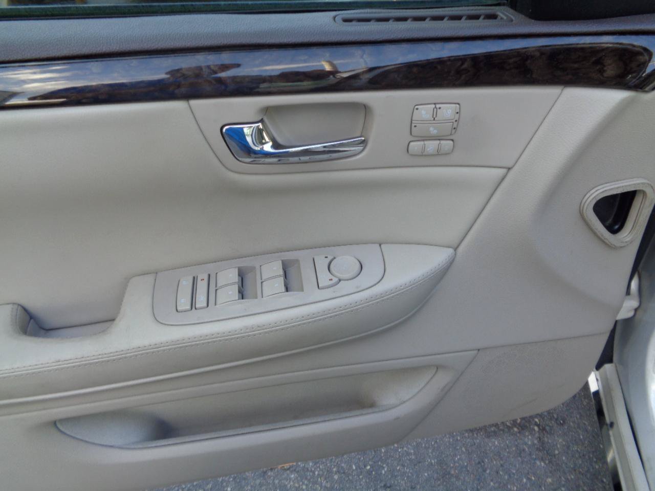 Used 2011 Cadillac DTS Luxury FWD image 22