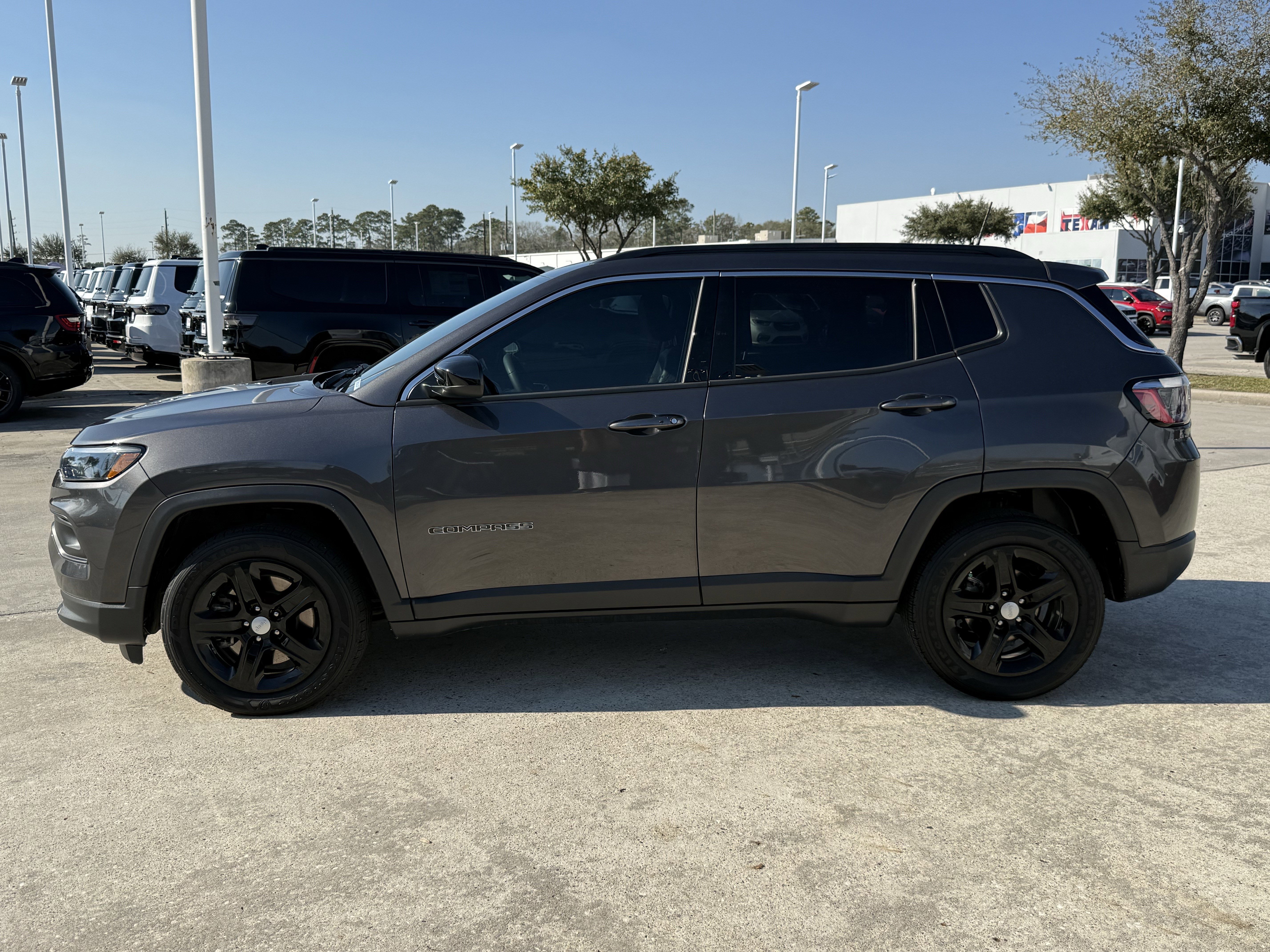 Used 2024 Jeep Compass Latitude image 9