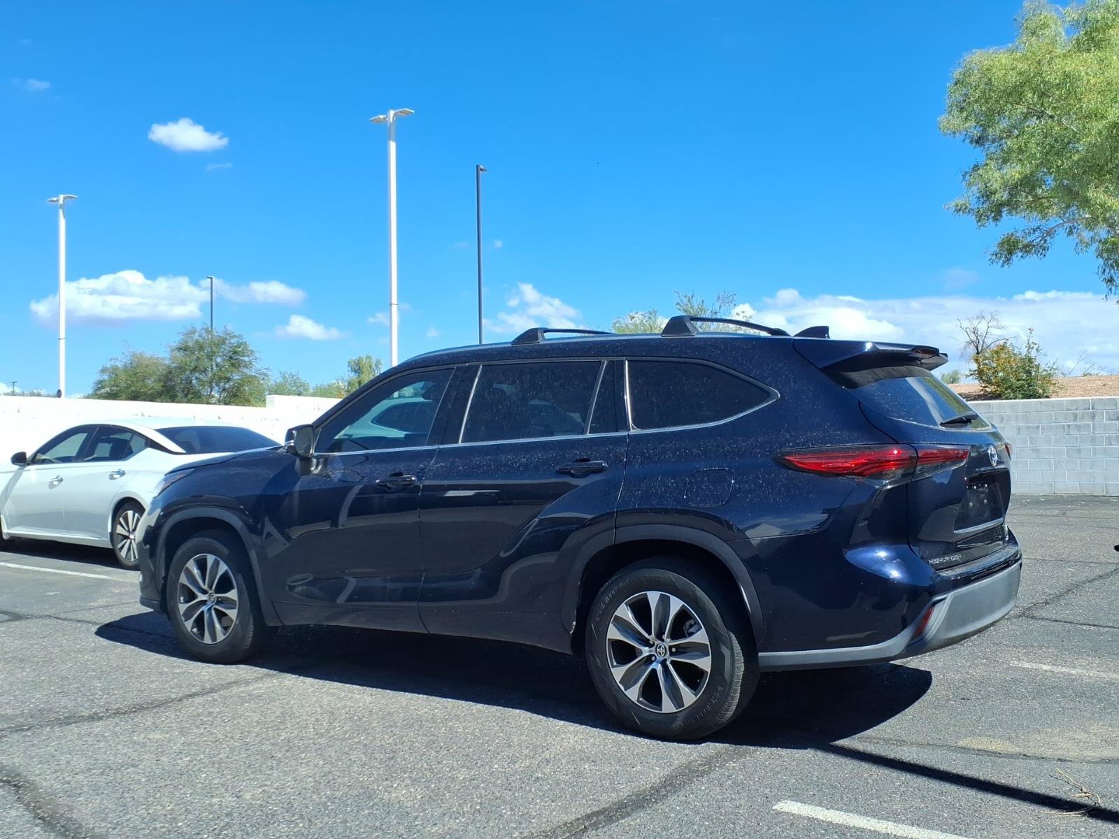 Used 2020 Toyota Highlander XLE FWD image 3