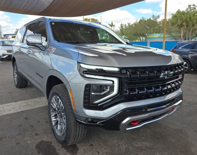 Used 2025 Chevrolet Suburban Z71 image 4