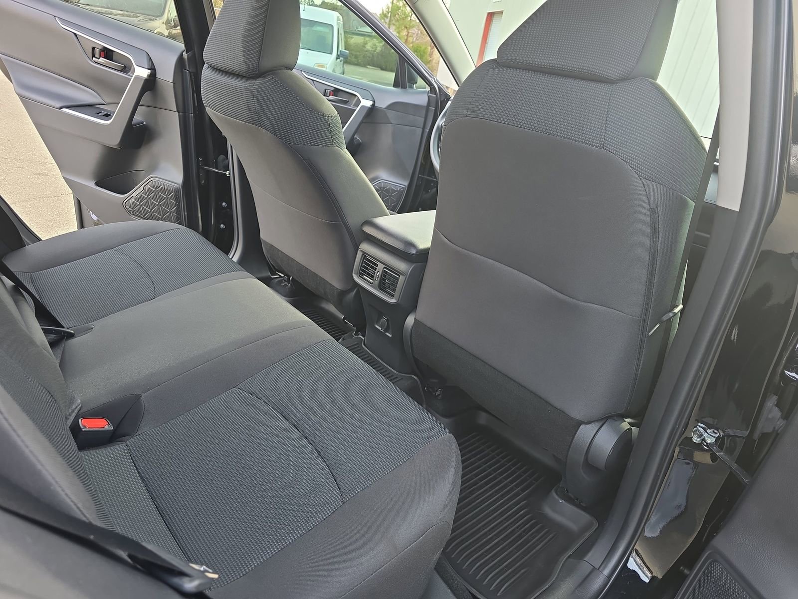 Used 2022 Toyota RAV4 LE image 17